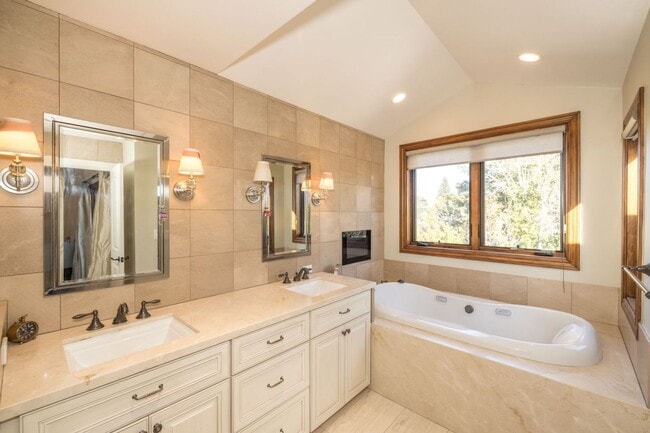 Building Photo - 5 Bed, 4.5 Bath Executive Home w/ Designer...