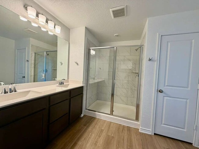 Building Photo - Modern Comfort Meets Style in Mariposa Manor