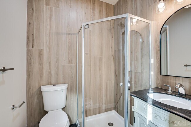 Building Photo - 324 Main St