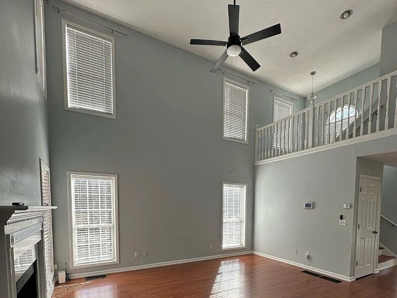 Building Photo - Room in House on Lakeview Rd