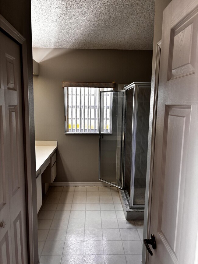 Building Photo - 5220 W Mountainview Cir