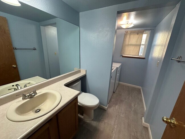 Building Photo - 4 Bed 4 Bath in Constitution Hills!!