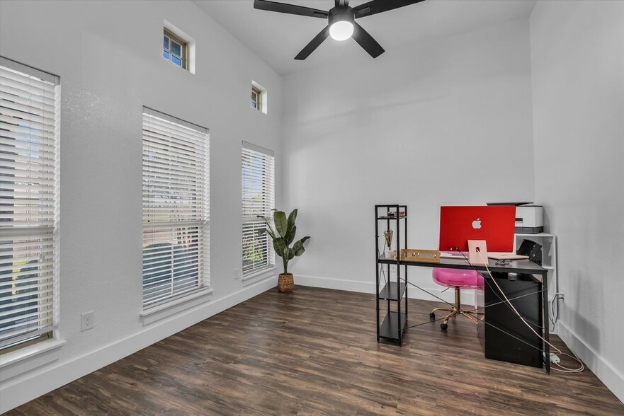 Building Photo - 10804 Aurora Dr