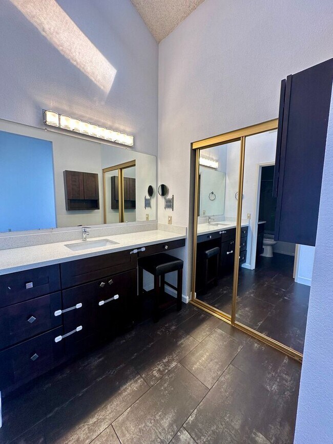 Building Photo - NEWARK GEM! 2 Bedroom 2 bath !