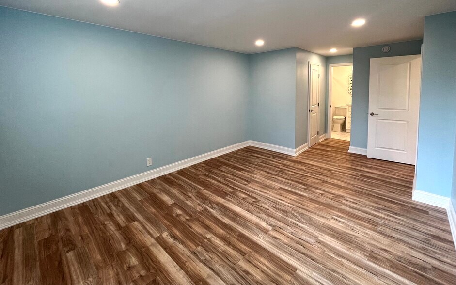 Building Photo - 2375 S Linden Ct