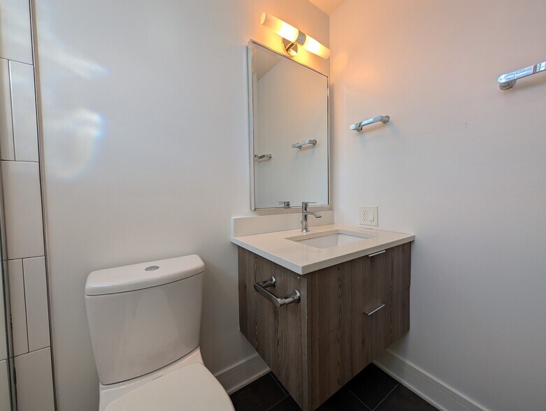 Building Photo - 3763 N Sheffield Ave