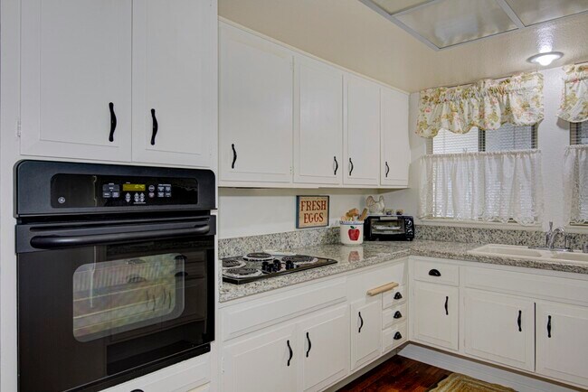 Building Photo - 463 Avenida Sevilla