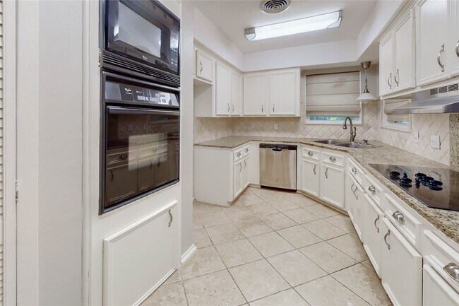 Building Photo - 5338 Creekbend Dr