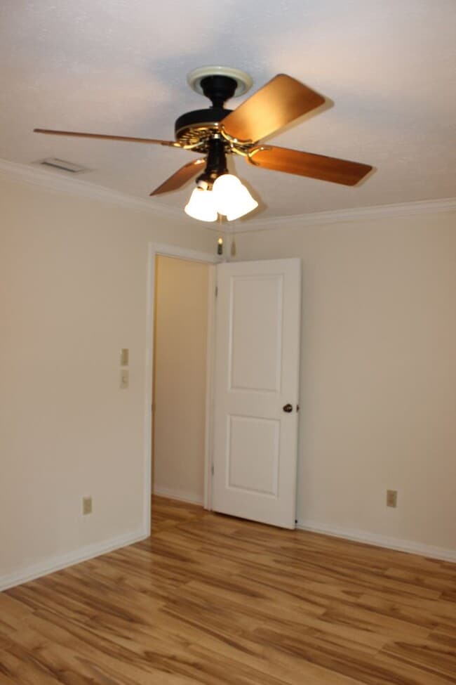 Building Photo - 4 Bedroom/2 Bath/2 Car Garage