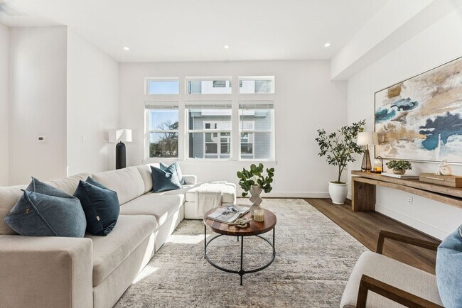 Building Photo - 2125 Hoskins Dr