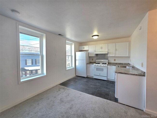 Building Photo - 8 Main St