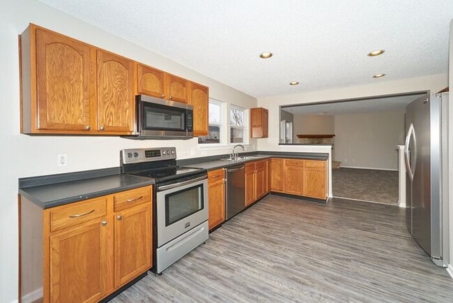 Building Photo - Large 4 Bedroom and Brownsburg Schools!