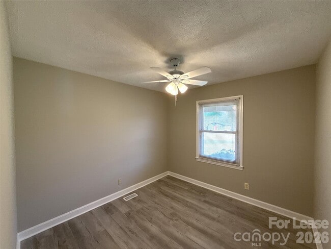 Building Photo - 513 Rhodes Ave