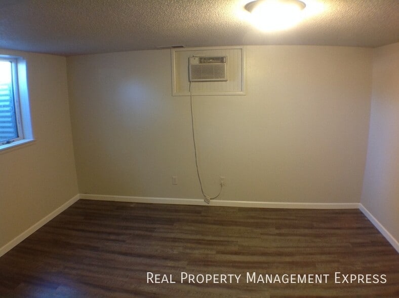 Building Photo - 2 Bed 2 Bath in Central Sioux Falls