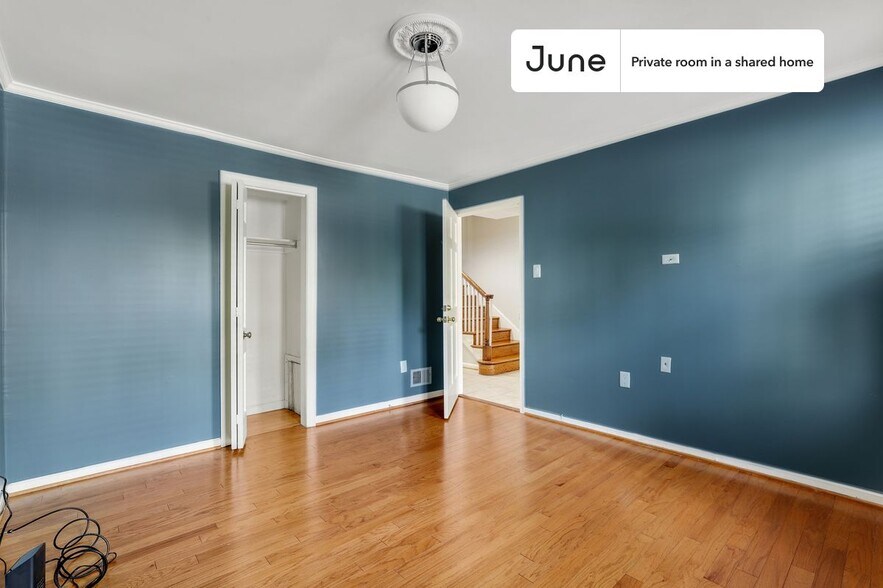 Building Photo - Room in Shared 7 bed/4 bath home in Southwest Waterfront