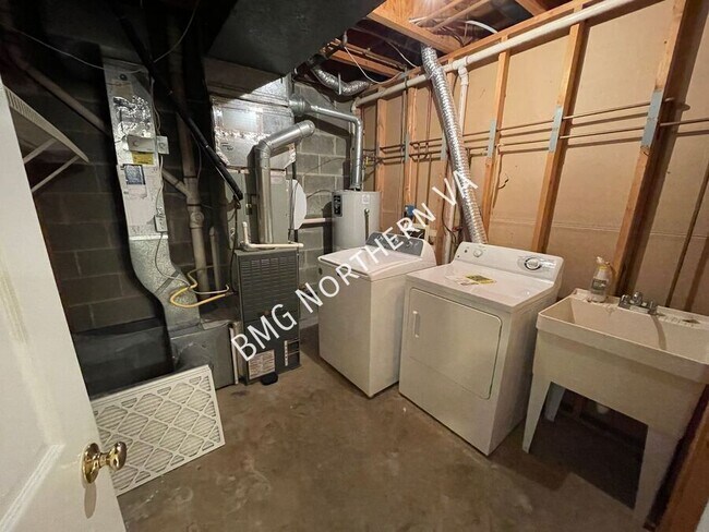 Building Photo - 2105 Kings Garden Way