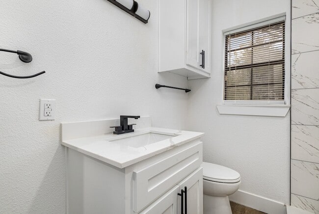 Building Photo - 1527 Columbia Ave