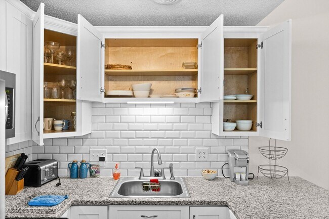 Building Photo - Long Term Furnished Top Floor Condo - 2 bed/2bath with Community Pool
