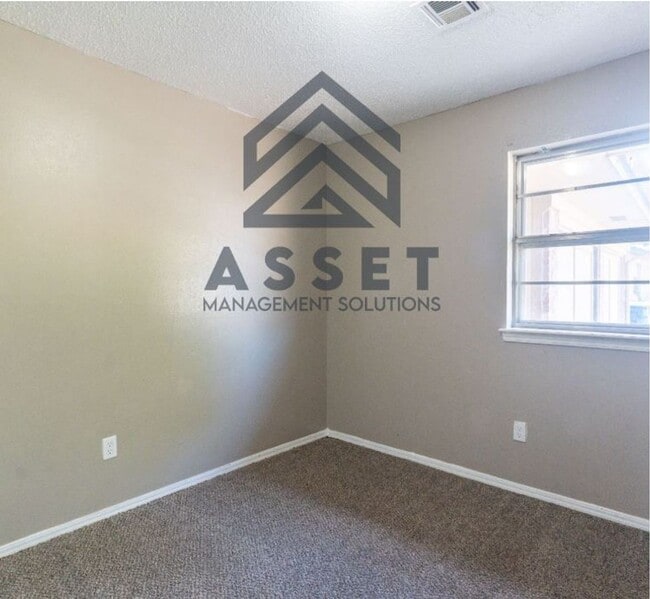 Building Photo - Cute 5 Bedroom House!