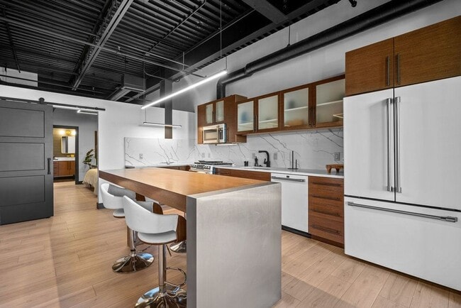 Building Photo - Stunning Fully Furnished Condo in Downtown...