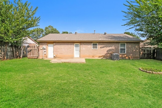 Building Photo - 613 Ramblin Oaks Dr