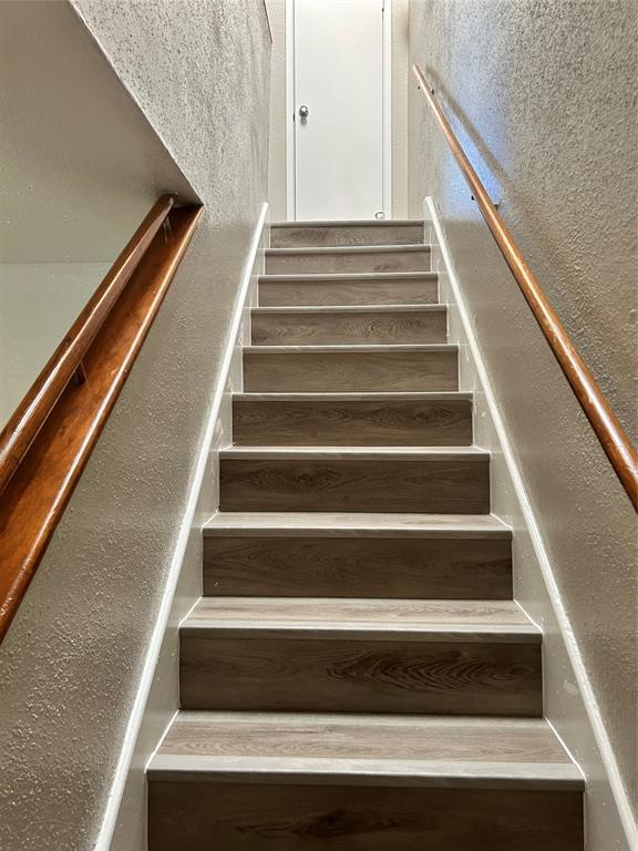 Building Photo - 3901 Woodchase Dr