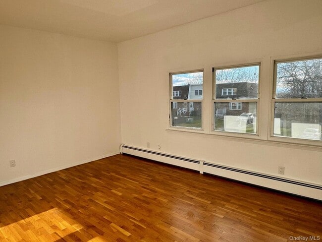 Building Photo - 10 Chaucer Ct