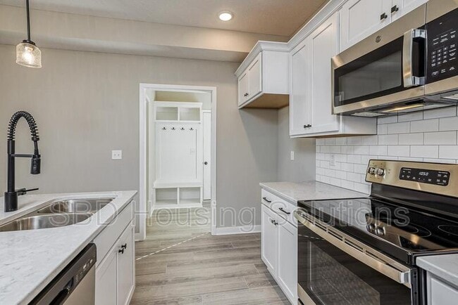 Building Photo - 27405 E Oak View Dr
