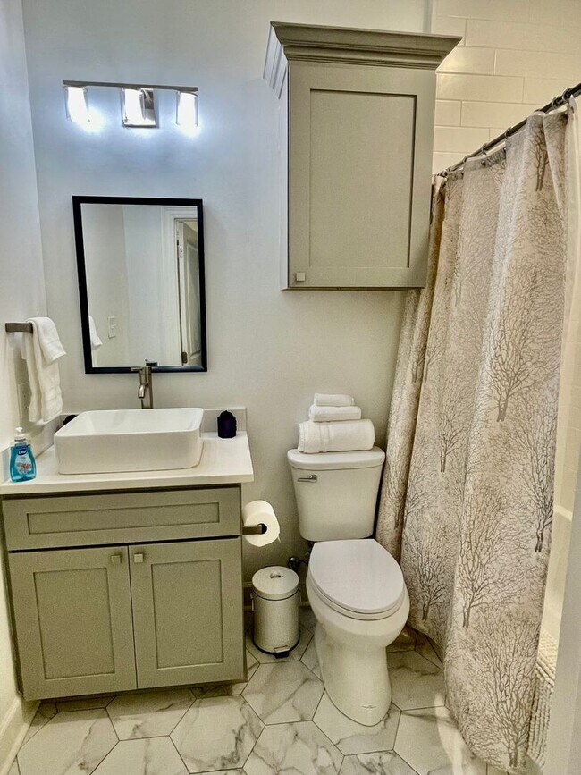 Building Photo - 417 Bedford Dr