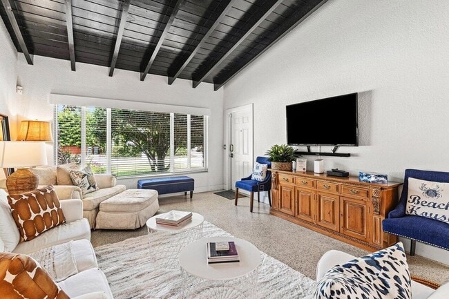 Building Photo - 340 NE 7th Ave