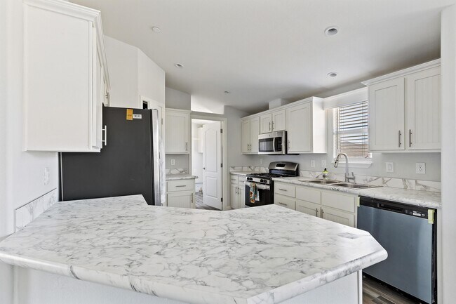 Building Photo - 60661 Chalet Dr