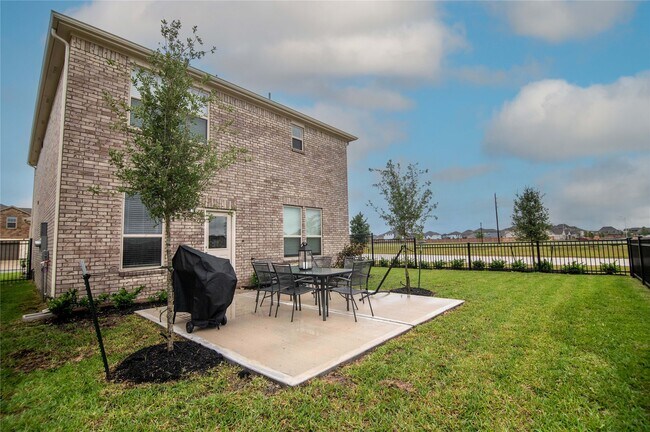 Building Photo - 1001 Caramel Shrs Dr