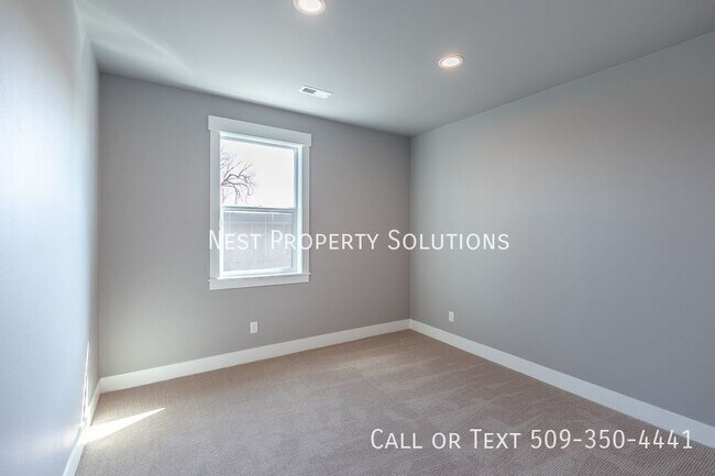 Building Photo - 1213 Rd F .2 NE