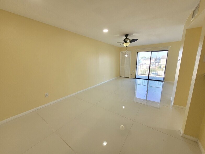 Building Photo - 2824 S Bartell Dr