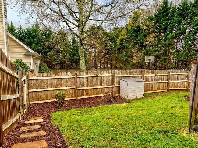 Building Photo - Beautiful 3BR/3BA Home with Private Pool in Commerce
