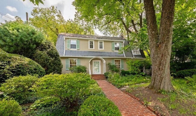 Building Photo - 4BR 3.5 BA Chevy Chase Gem is Move-in Read...