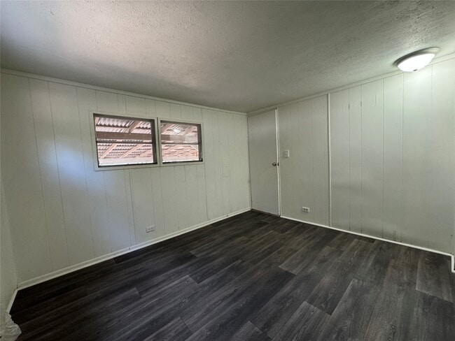 Building Photo - 104 N 1st St