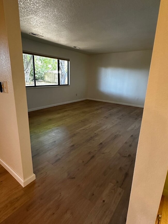 Building Photo - Remodeled Vintage home just 1 block from t...