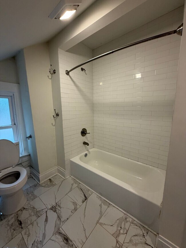 Building Photo - Spacious 3 Bed | 1.5 Bath – Prime Clintonv...