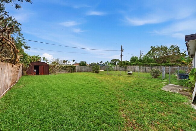 Building Photo - 3847 Roan Ct E