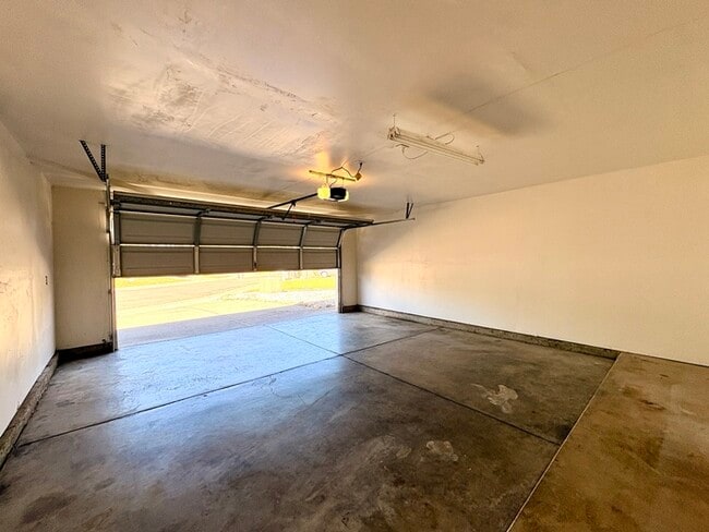 Building Photo - Beautiful 3 Bedroom, 2 full bathroom single story with HUGE backyard! For rent in Sacramento