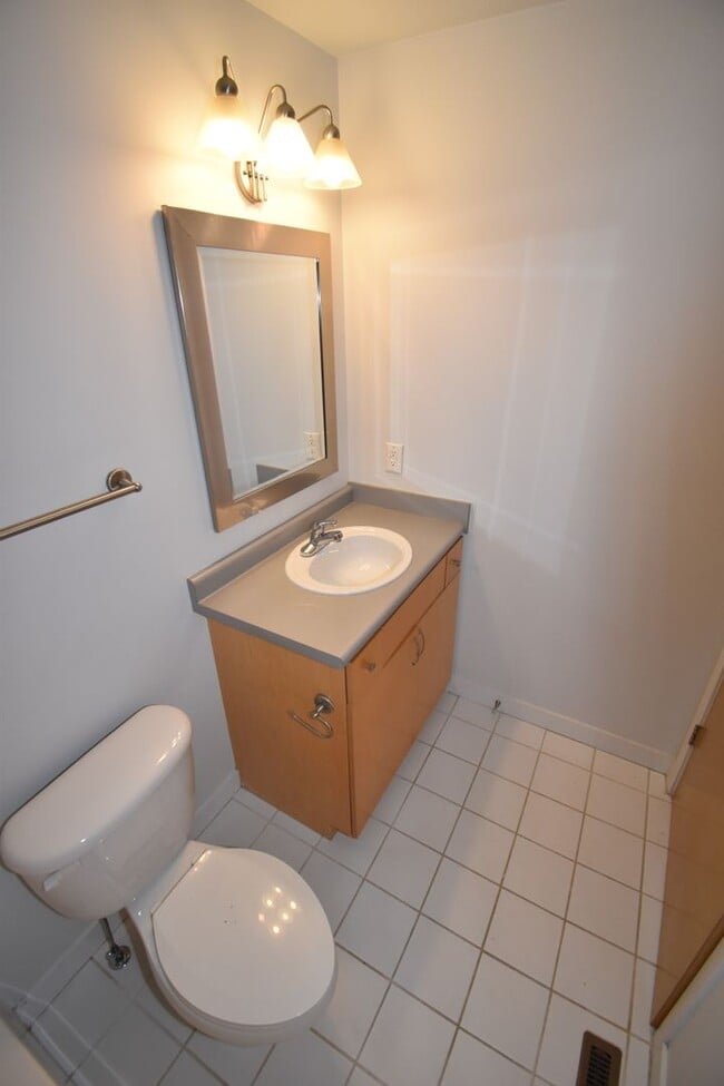 Building Photo - Large 2 Bedroom Condo For Rent Near Historic Downtown Clarksville!