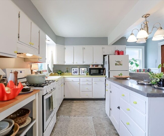 Building Photo - Beautiful New Listing Available August 21, 2026.  Monthly rent $2,100