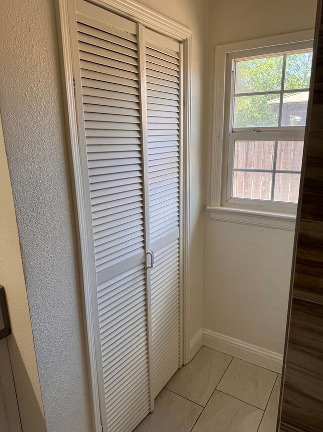 Building Photo - Beautifully Updated 4/2 in Old Fig