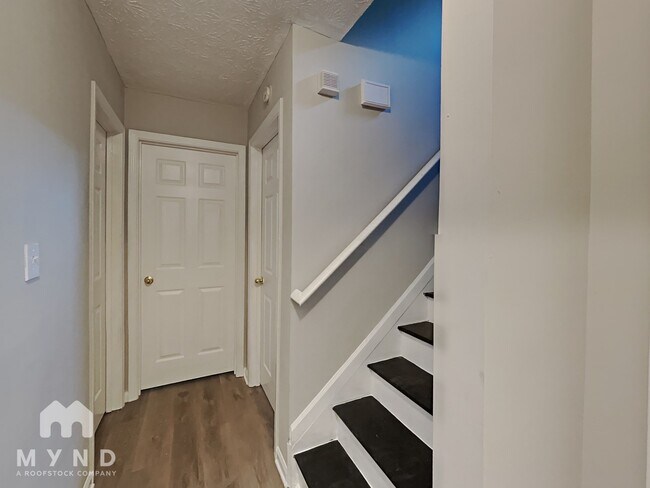 Building Photo - 3708 Oakwood Manor