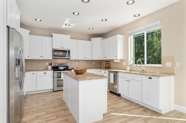 Building Photo - Evolve Real Estate: Evolve Real Estate: Meticulous Executive 4 Bedroom Plus Den Plus Finished Bas...