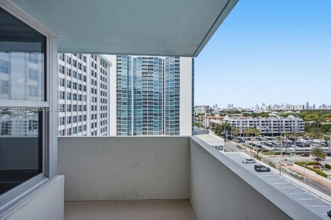 Building Photo - 2899 Collins Ave