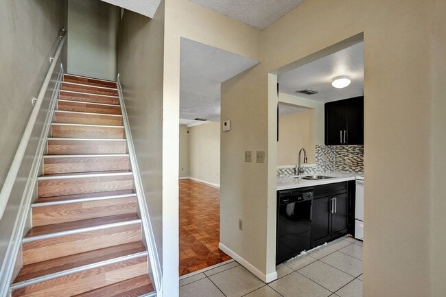 Building Photo - Townhouse with 2 Beds, 2.5 Baths, In-Unit Washer/Dryer