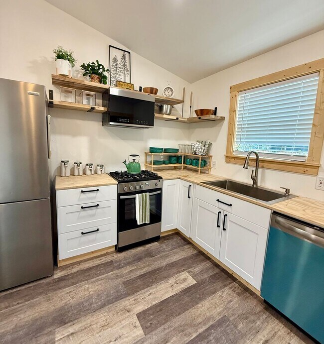 Building Photo - LIKE BRAND NEW SOLDOTNA HOME!