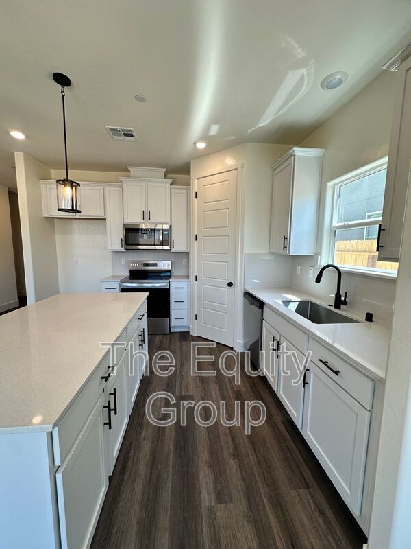 Building Photo - 3949 W Sunnyview Ave